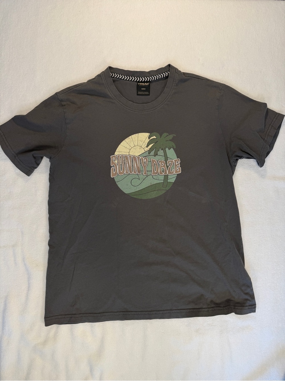 TanWest Sunny Daze Graphic Tee Women’s Medium Washed Charcoal Beach T Shirt